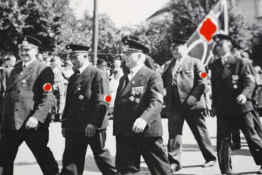 Preview: altes Foto - Veteranen mit HK-Fahne